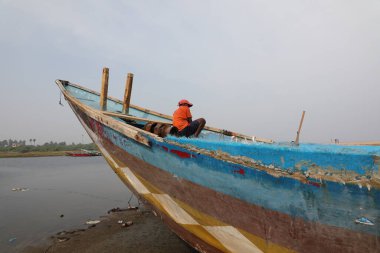 Göletteki eski tekne