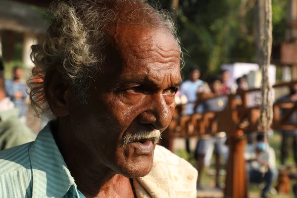 印度老人在2020年12月7日接近Vizag India — 图库照片