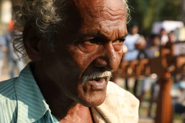 印度老人在2020年12月7日接近Vizag India — 图库照片