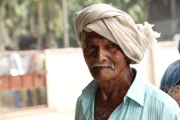 印度老人在2020年12月7日接近Vizag India — 图库照片