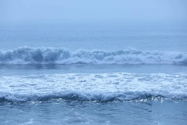 Ay ışığında Su Dalgaları