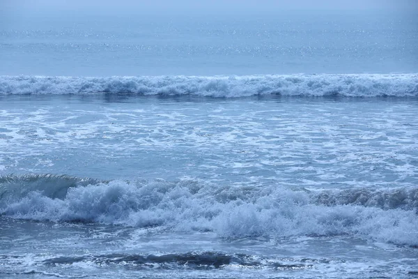 Ay ışığında Su Dalgaları