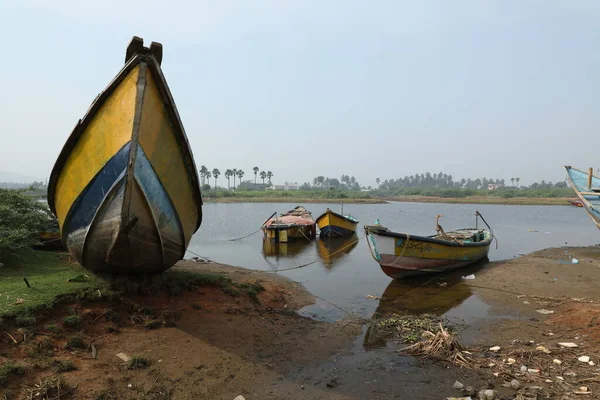 Göletteki eski tekne