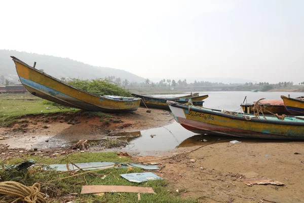 Göletteki eski tekne