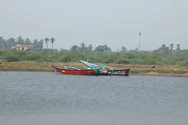 Göletteki eski tekne