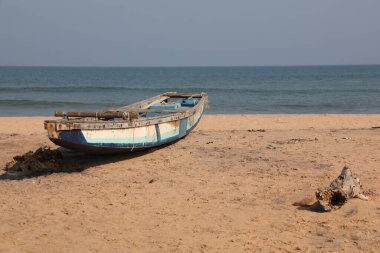 Kumsaldaki eski tekne.