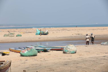 Kumsaldaki eski tekne.