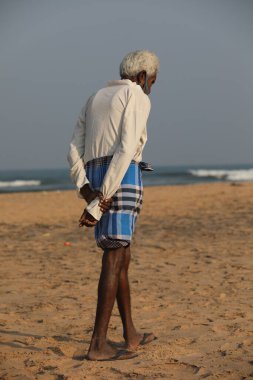 22 Mart 2021 'de Hindistan Plajı' nda yürüyen yaşlı adamlar.