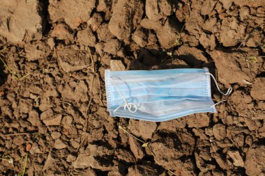 Bir Zemin Üzerinde Kullanılmış Maske