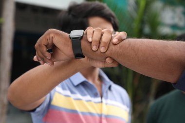 Erkek Model Arkadaşlar elleri yakın çekim