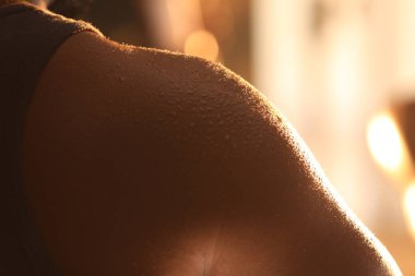 Erkekler spor salonunda bilek güreşi yapıyor.