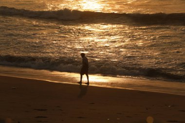 Sahilde bir adamın silueti