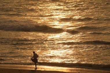 Sahilde bir adamın silueti