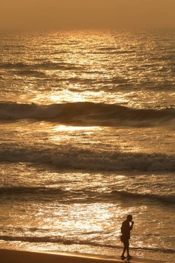 Sahilde bir adamın silueti