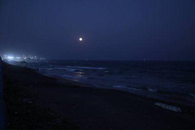 Gökyüzünde ay battı