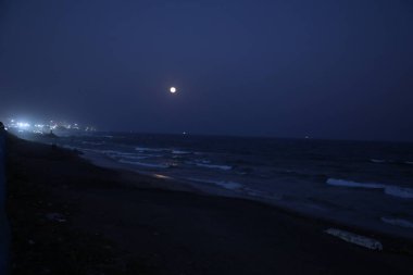 Gökyüzünde ay battı