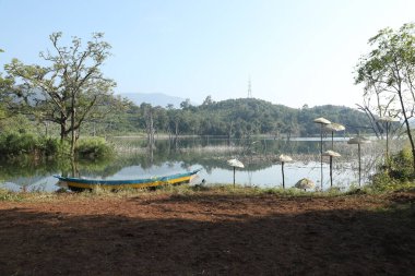 Nehirdeki eski tekne