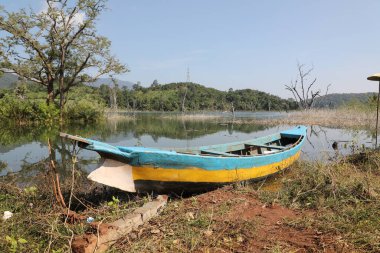 Nehirdeki eski tekne