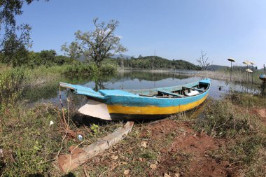 Nehirdeki eski tekne