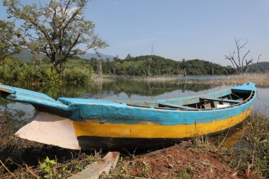 Nehirdeki eski tekne