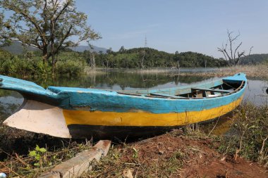 Nehirdeki eski tekne