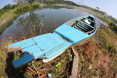 Nehirdeki eski tekne