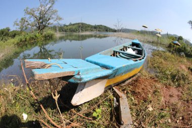 Nehirdeki eski tekne