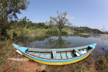 Nehirdeki eski tekne