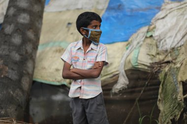 Hint çocukları yakından izliyor.