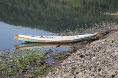 Nehirdeki eski tekne