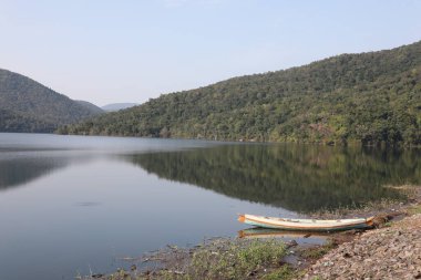 Nehirdeki eski tekne