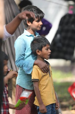 Hint çocukları yakından izliyor.