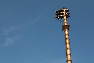 Tapınak aletleri namaz kılıyor