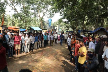 Geleneksel düğün törenindeki insanlar