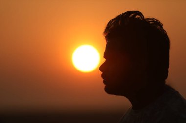 Gün batımındaki insanların silueti