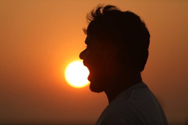 Gün batımındaki insanların silueti