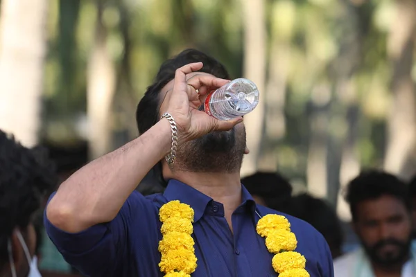 Männerhand Mit Flasche — Stockfoto