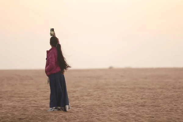 手持手机的女性手 — 图库照片