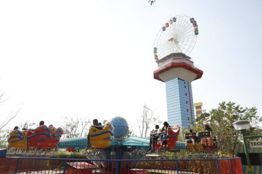 Hint lunaparkında dönme dolap