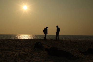 Sahildeki İnsanların Silueti
