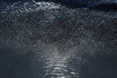 Ay ışığında Su Dalgaları