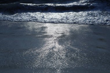 Ay ışığında Su Dalgaları