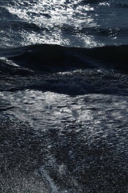 Ay ışığında Su Dalgaları