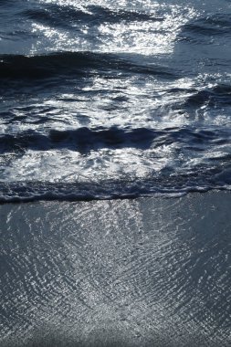 Ay ışığında Su Dalgaları