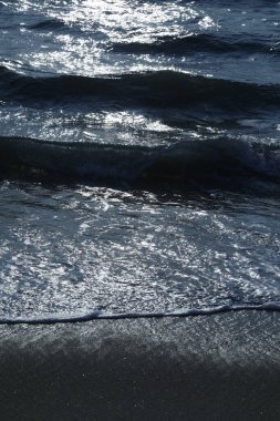 Ay ışığında Su Dalgaları