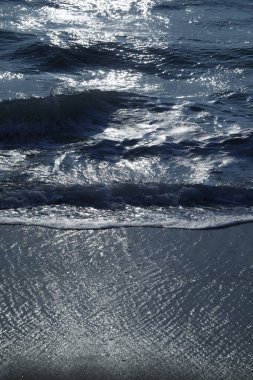 Ay ışığında Su Dalgaları