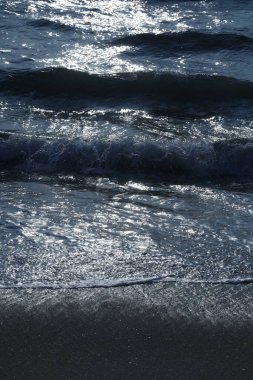 Ay ışığında Su Dalgaları