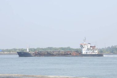 Harbor 'da bir gemi.