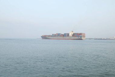 Harbor 'da bir gemi.
