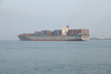 Harbor 'da bir gemi.